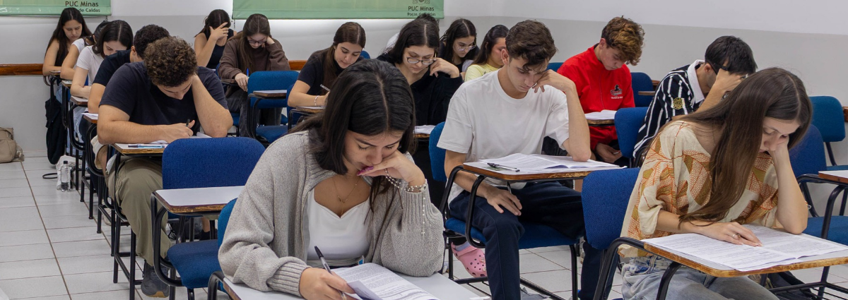 Doze cursos da PUC Minas se classificam com nota máxima no Guia da Faculdade 2026